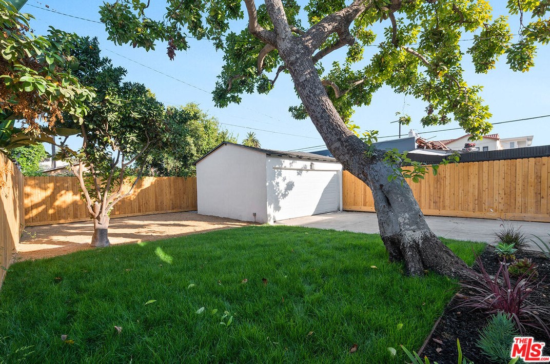 2758 Redondo Blvd, Los Angeles CA  90016-3468 exterior