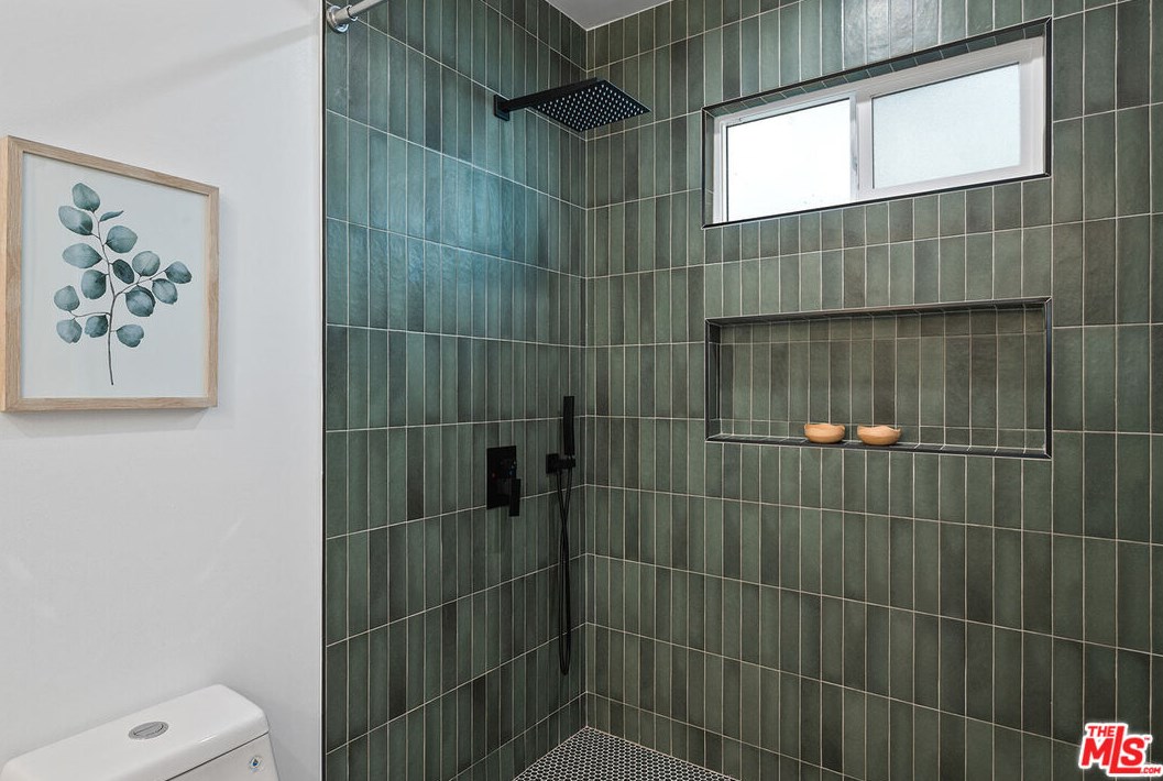 2758 Redondo Blvd, Los Angeles CA  90016-3468 exterior