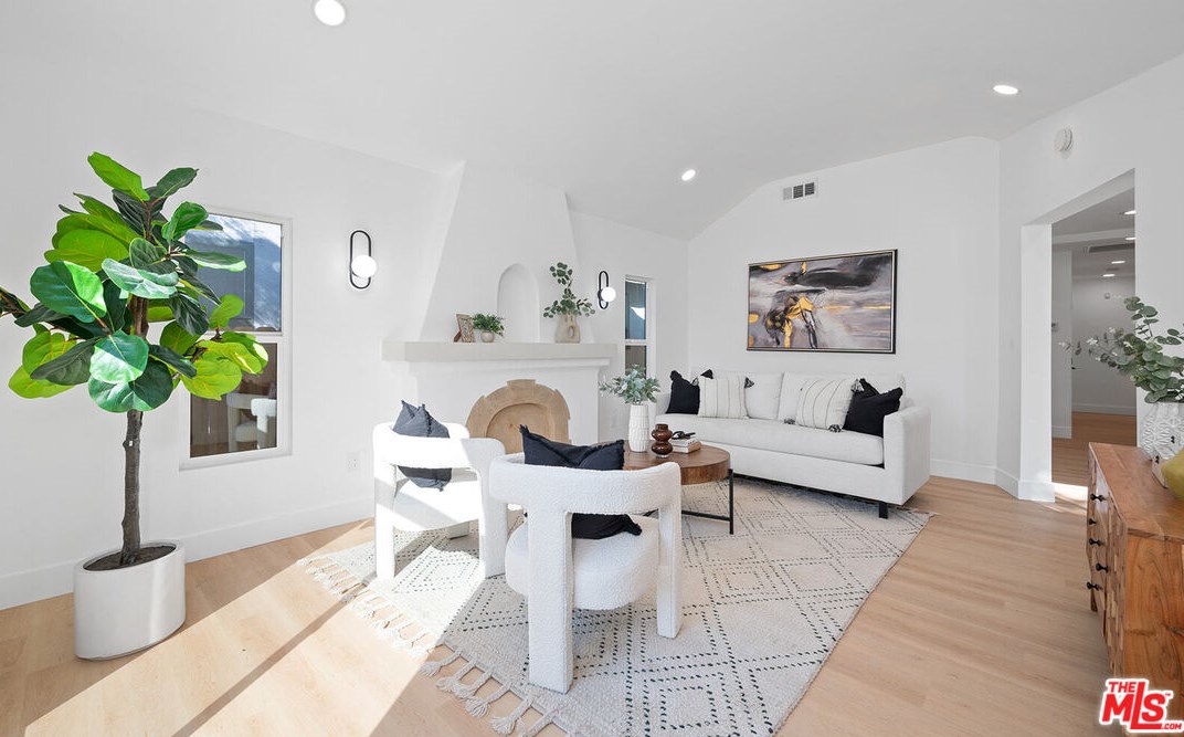 2758 Redondo Blvd, Los Angeles CA  90016-3468 exterior