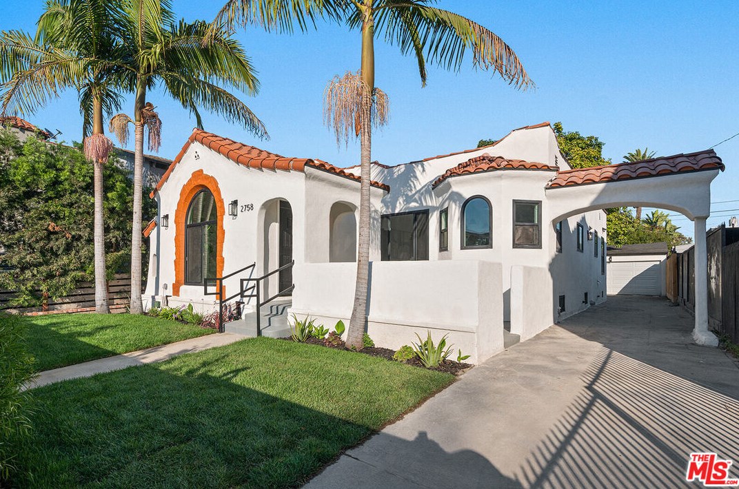 2758 Redondo Blvd, Los Angeles CA  90016-3468 exterior