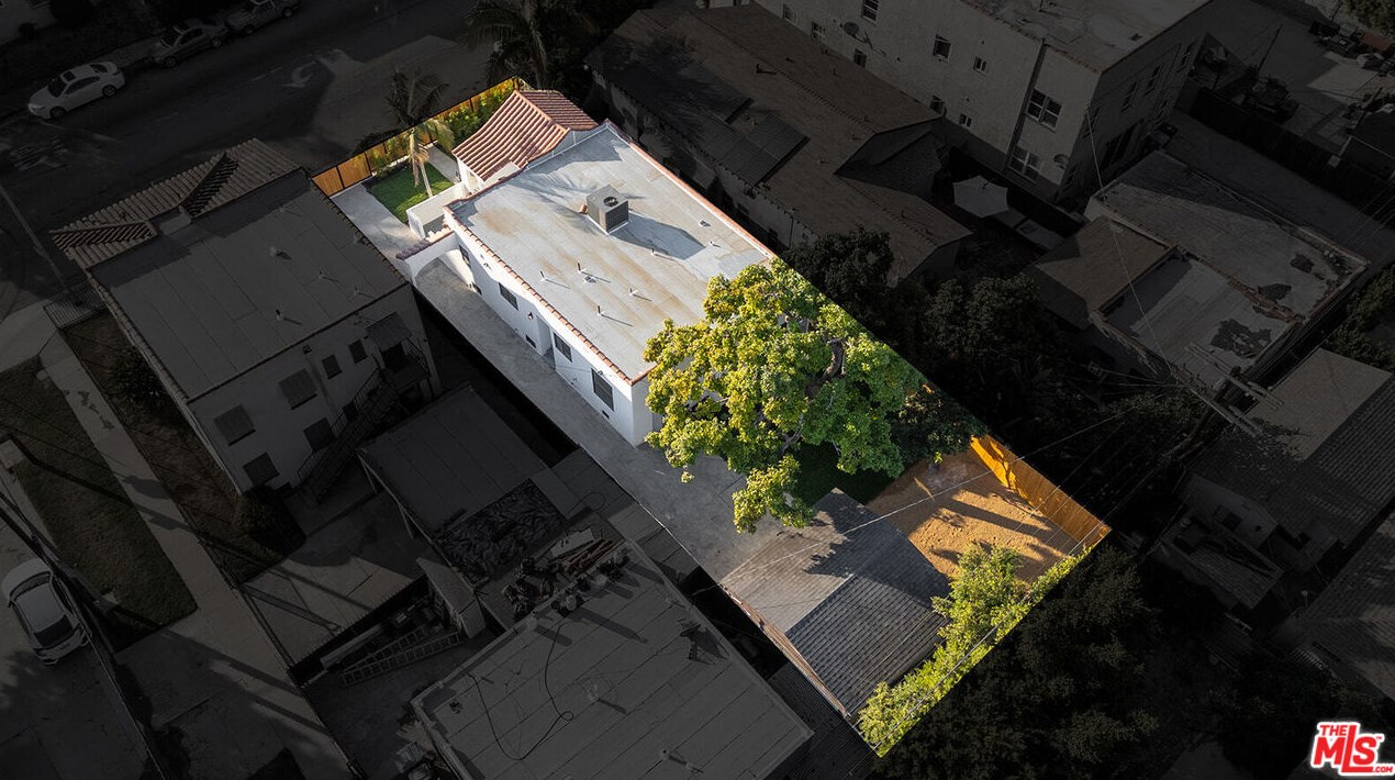 2758 Redondo Blvd, Los Angeles CA  90016-3468 exterior