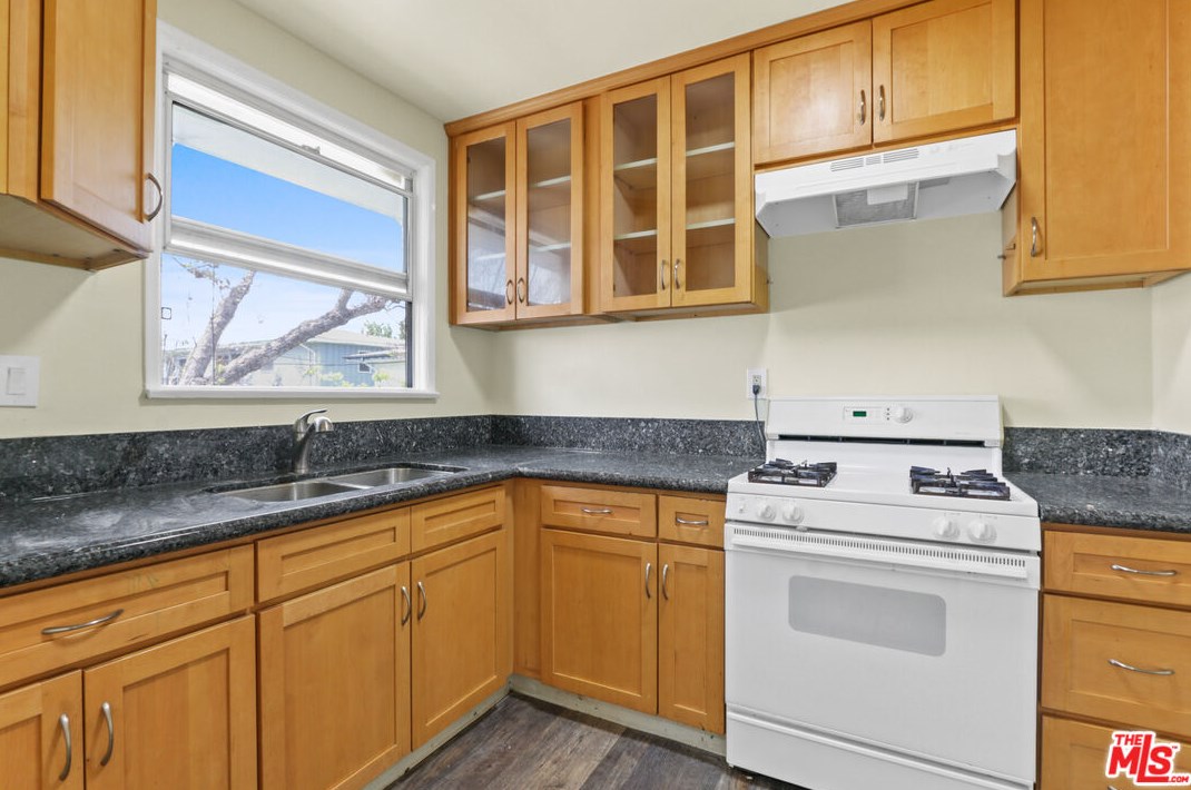 3316 76 St, Los Angeles CA  90003-2322 exterior