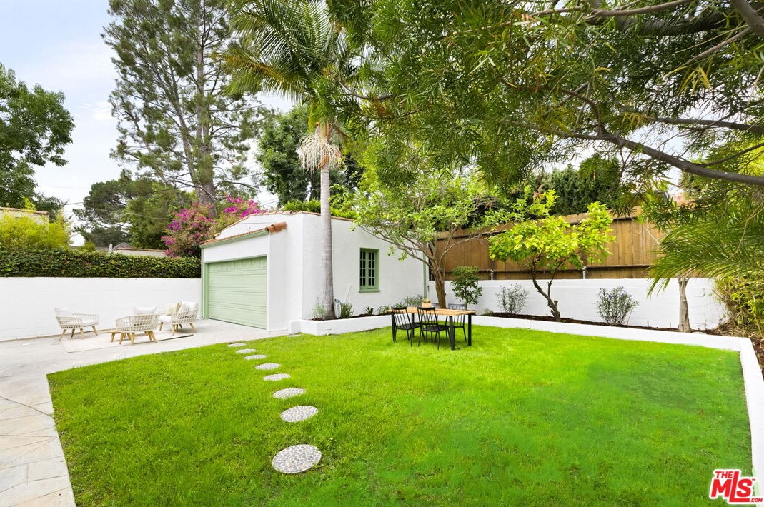 121 Irving Blvd, Los Angeles CA  90004-3804 exterior