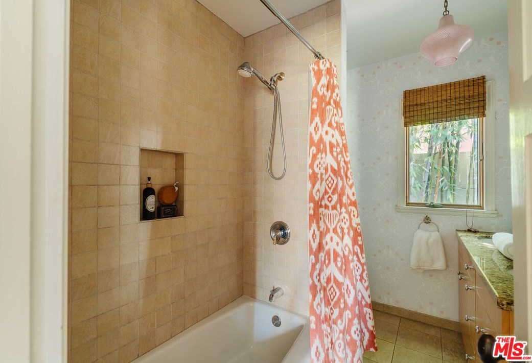 3949 Redwood Ave, Los Angeles CA 90066-5102 exterior