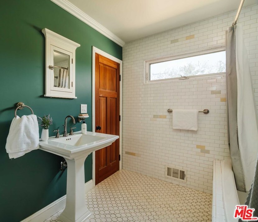 3949 Redwood Ave, Los Angeles CA 90066-5102 exterior