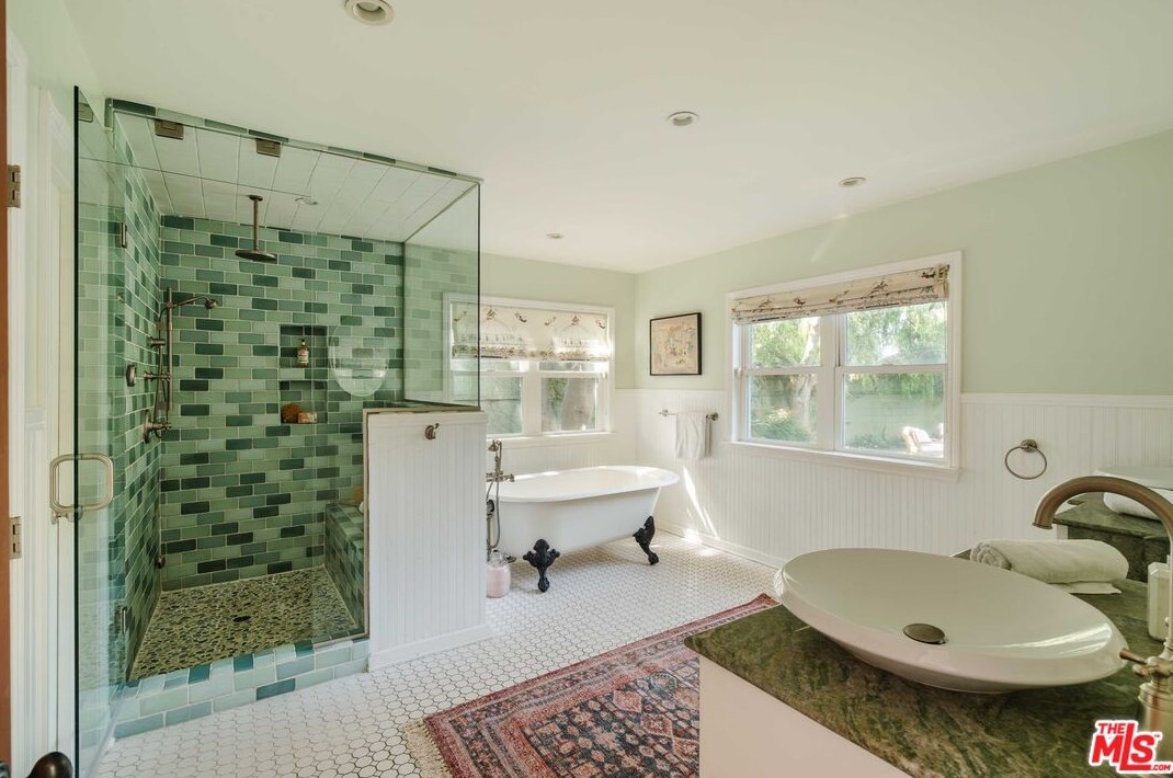 3949 Redwood Ave, Los Angeles CA 90066-5102 exterior