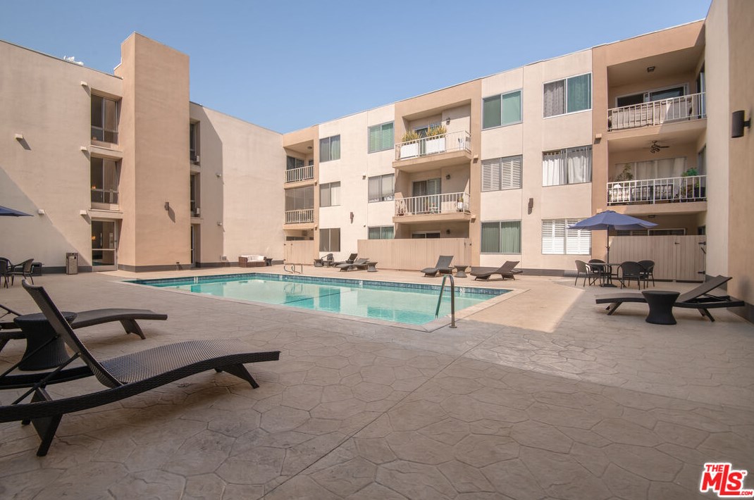 927 Kings Rd, Los Angeles CA 90069-4350 exterior