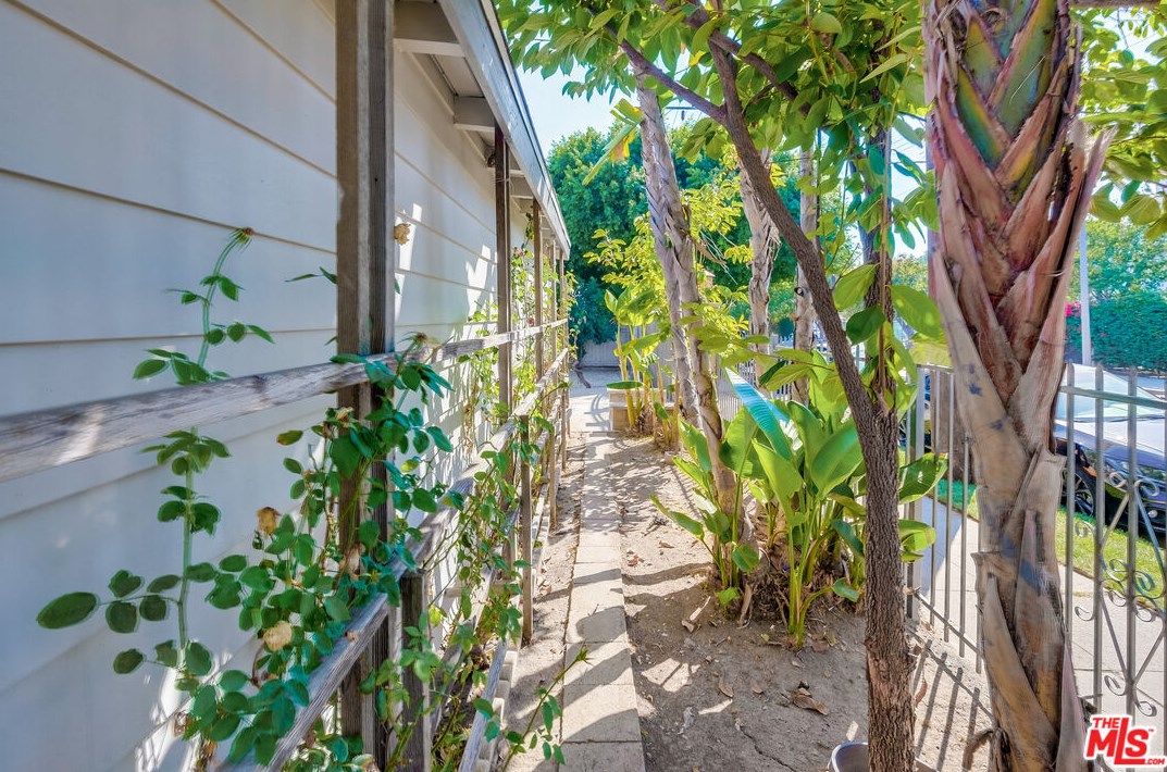 5602 Irvington Pl, Los Angeles CA  90042-2355 exterior