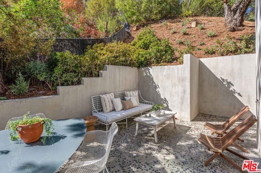 8737 Wonderland Ave, Los Angeles CA  90046-1850 exterior