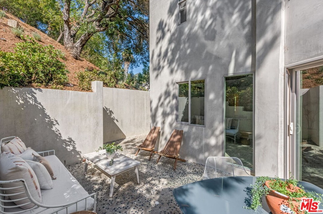 8737 Wonderland Ave, Los Angeles CA  90046-1850 exterior