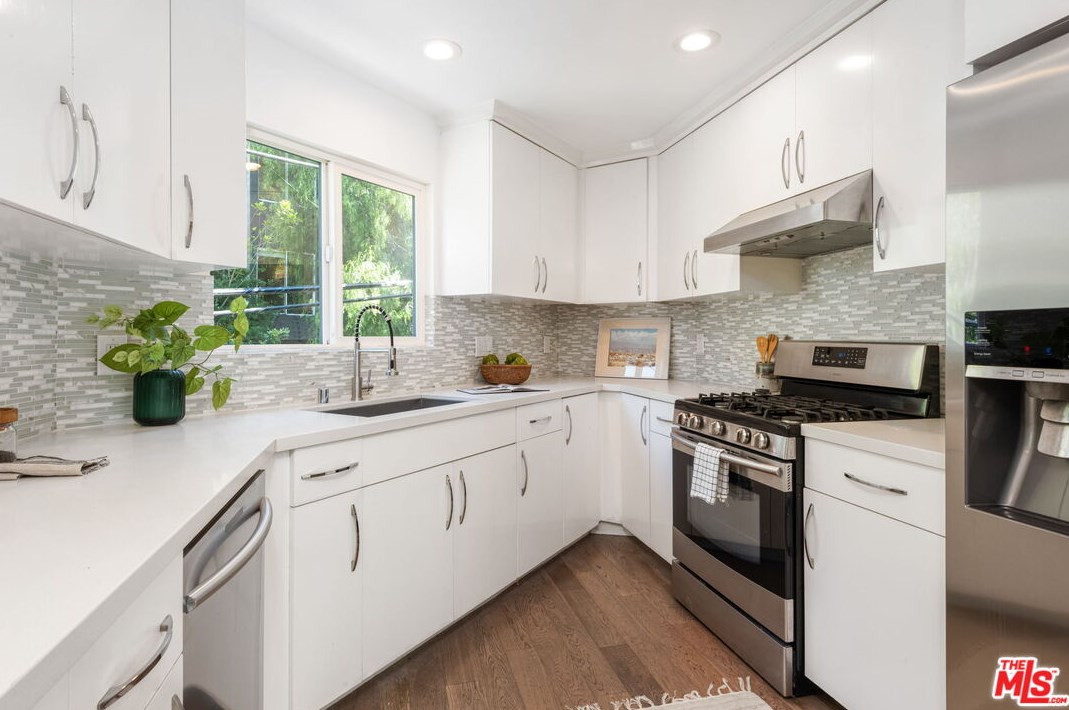 8737 Wonderland Ave, Los Angeles CA  90046-1850 exterior