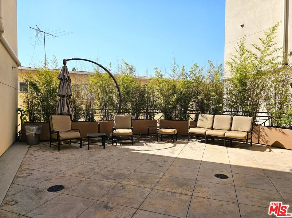 311 Gramercy Pl, Los Angeles CA  90020-4587 exterior