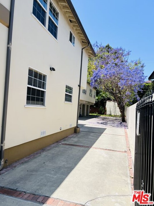 843 Westbourne Dr, Los Angeles CA  90069-4602 exterior