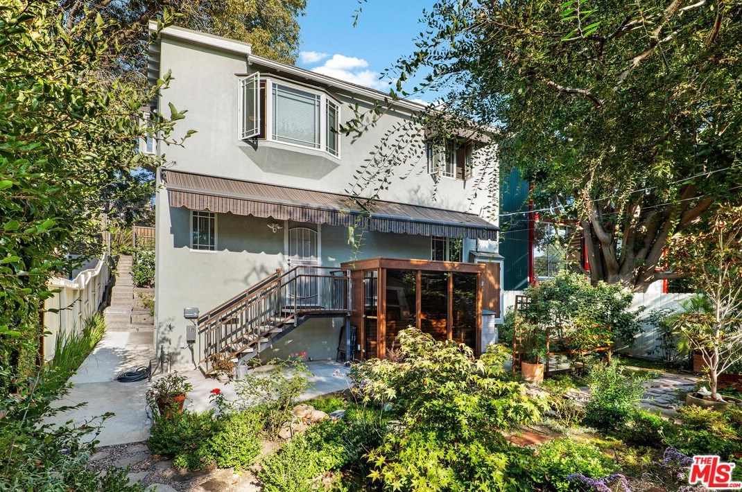 2239 Linnington Ave, Los Angeles CA  90025-5901 exterior
