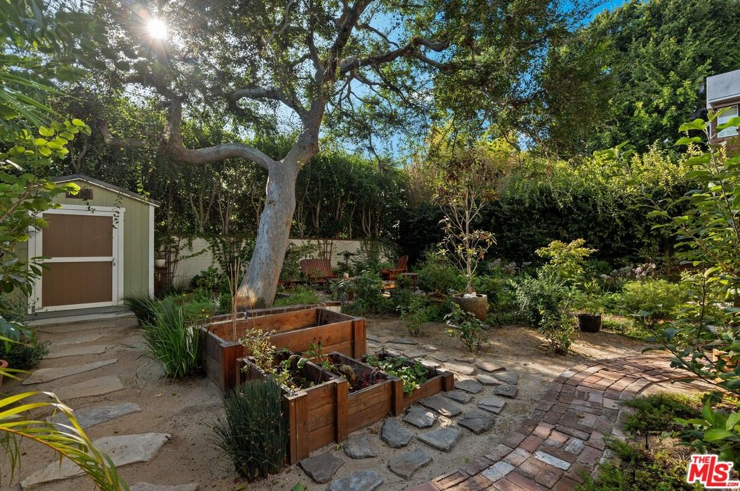 2239 Linnington Ave, Los Angeles CA  90025-5901 exterior