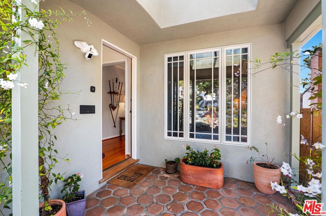 2239 Linnington Ave, Los Angeles CA  90025-5901 exterior
