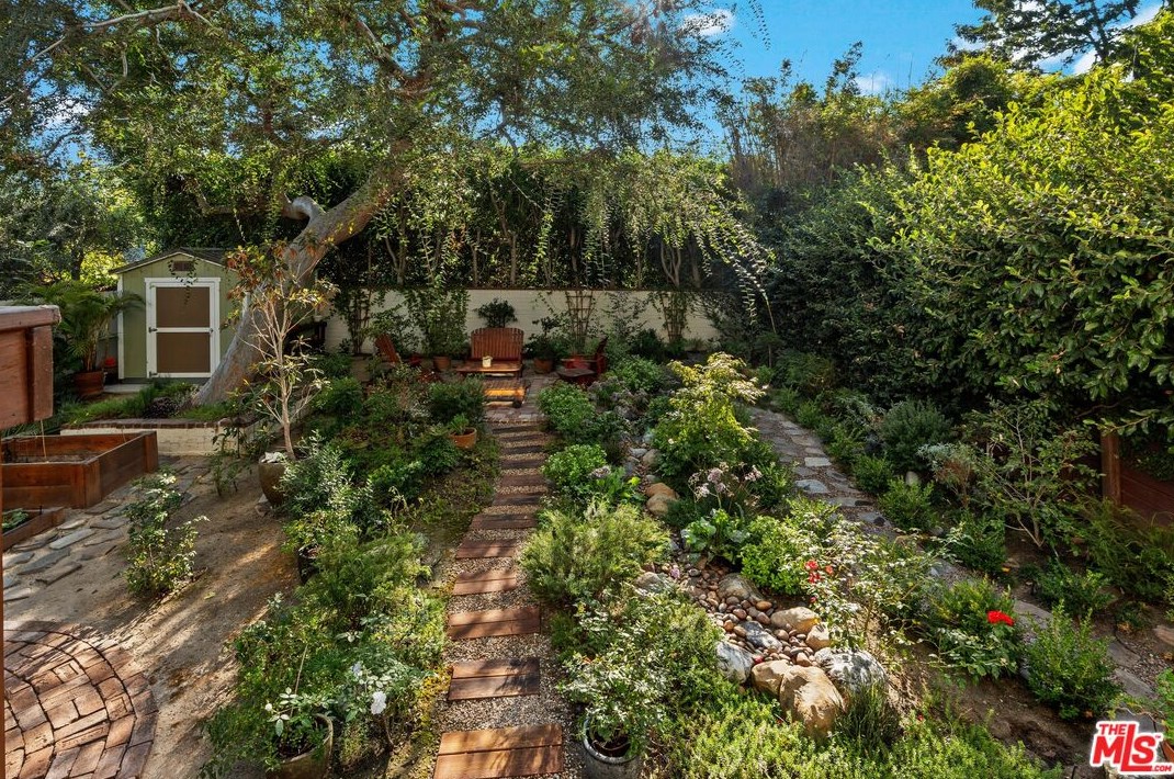 2239 Linnington Ave, Los Angeles CA  90025-5901 exterior