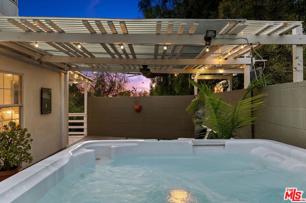 2255 Moss Ave, Los Angeles CA  90065-2738 exterior