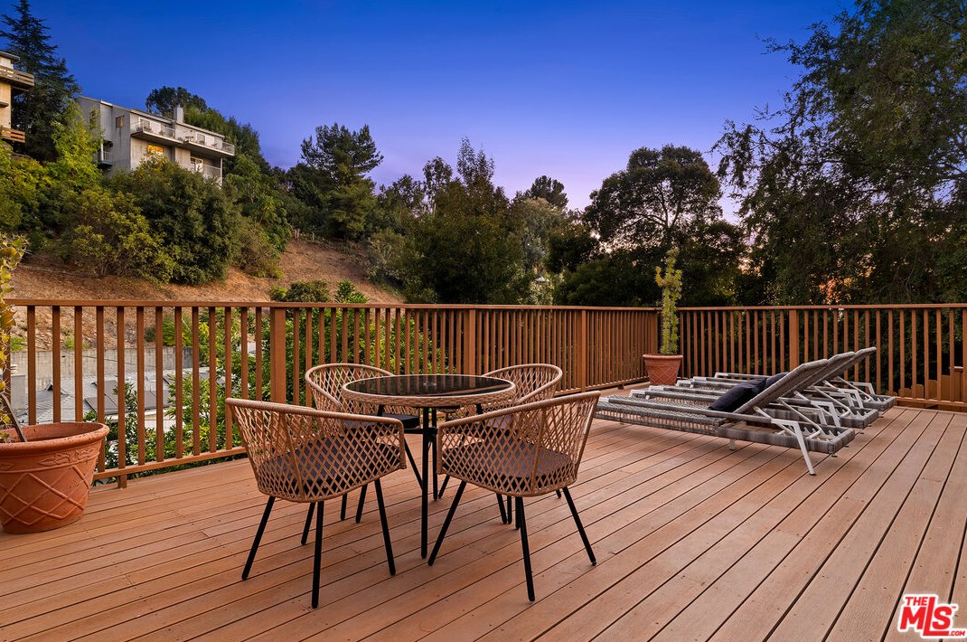 2255 Moss Ave, Los Angeles CA  90065-2738 exterior