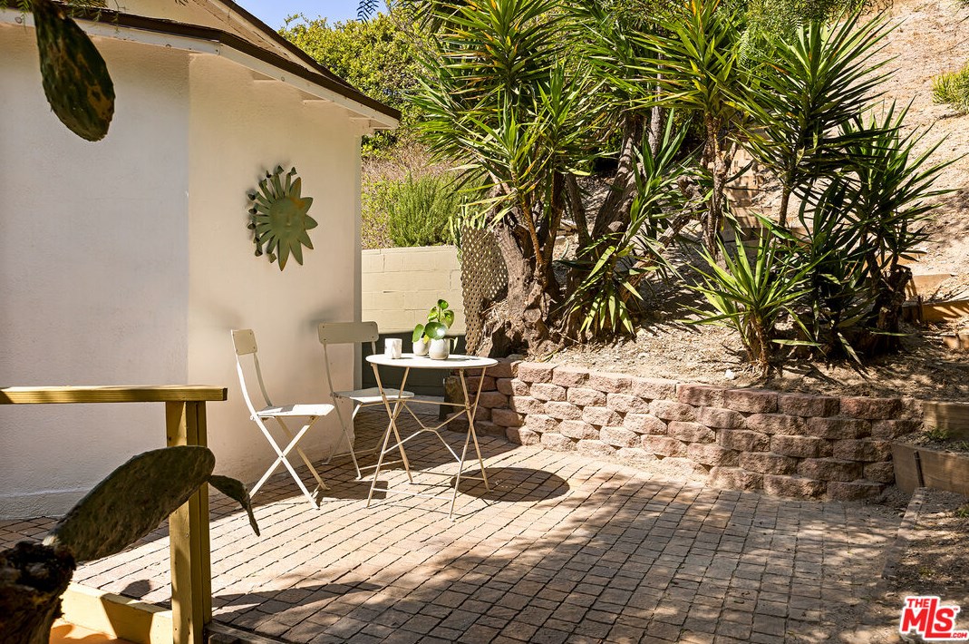 2255 Moss Ave, Los Angeles CA  90065-2738 exterior