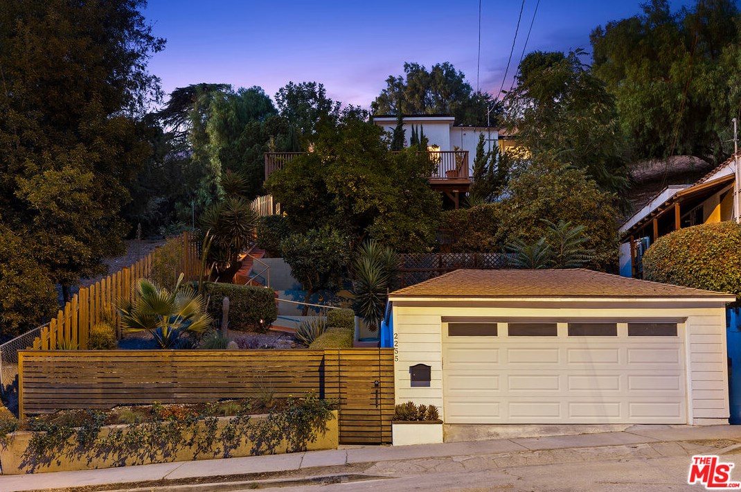 2255 Moss Ave, Los Angeles CA  90065-2738 exterior