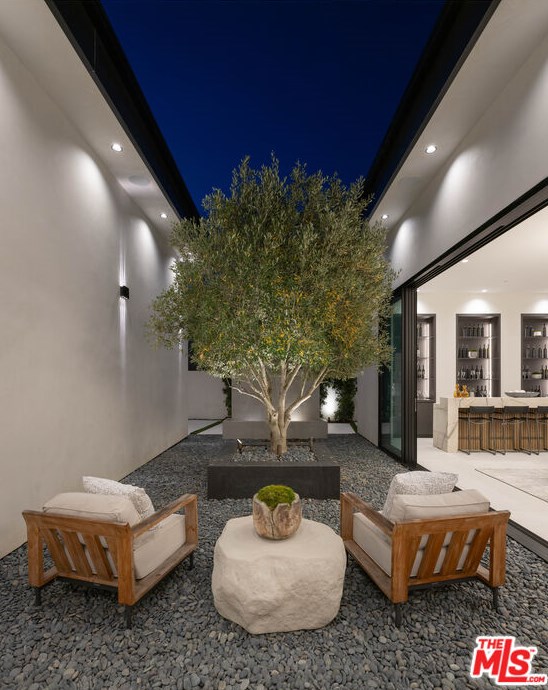 4640 Petit Ave, Van Nuys CA  91436-1129 exterior