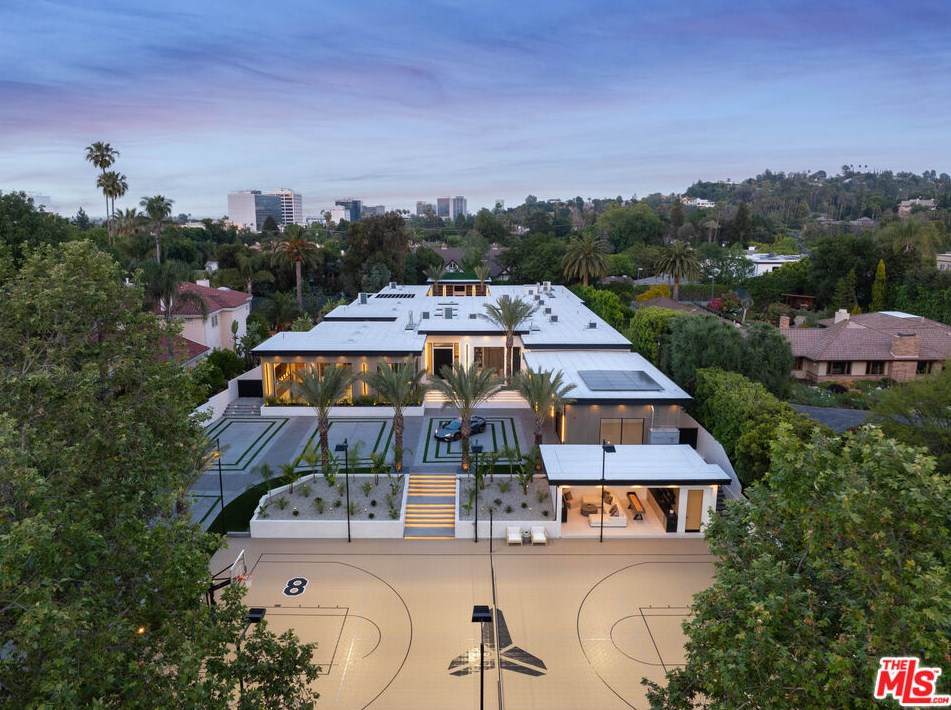 4640 Petit Ave, Van Nuys CA  91436-1129 exterior