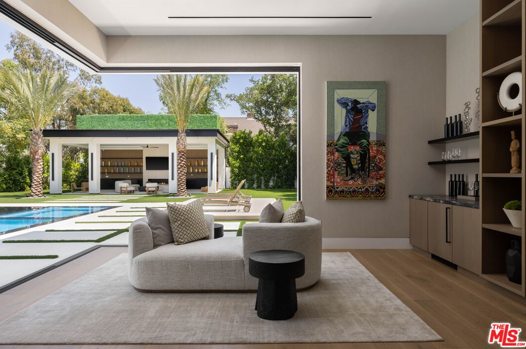 4640 Petit Ave, Van Nuys CA  91436-1129 exterior
