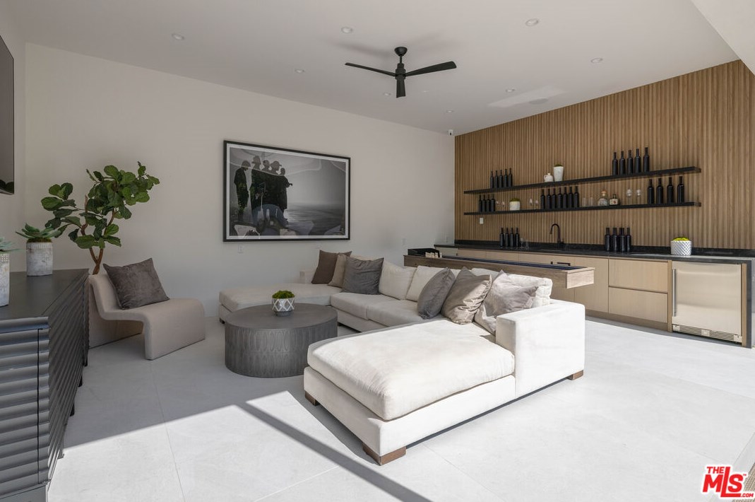 4640 Petit Ave, Van Nuys CA  91436-1129 exterior