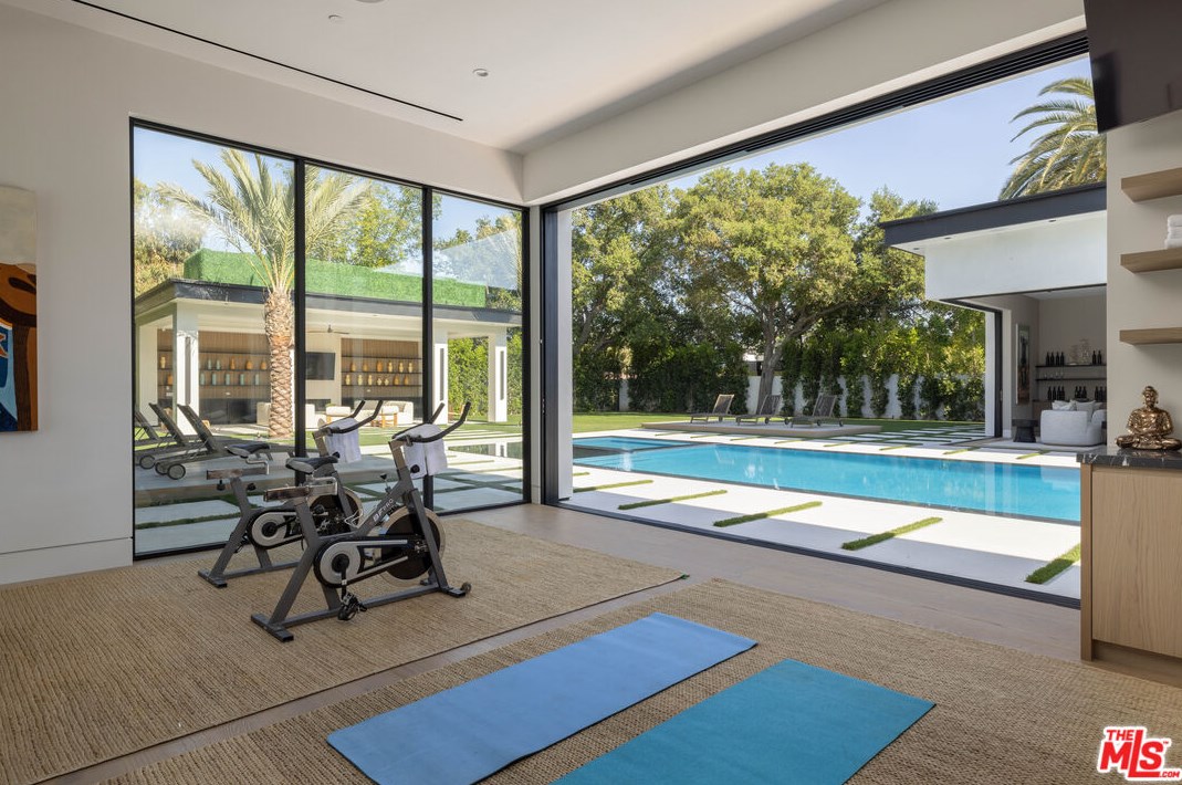 4640 Petit Ave, Van Nuys CA  91436-1129 exterior