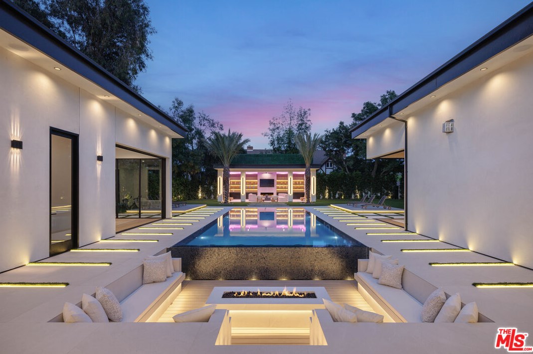 4640 Petit Ave, Van Nuys CA  91436-1129 exterior