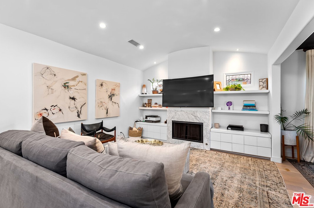535 Harper Ave, Los Angeles CA  90048-2222 exterior