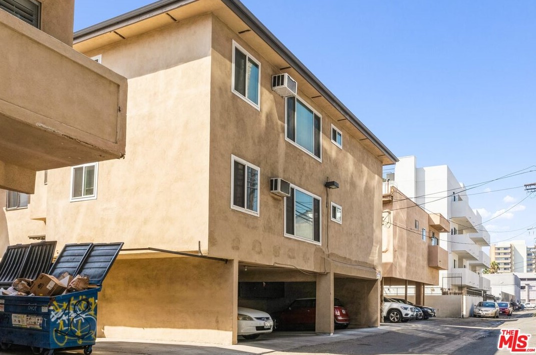 8443 Blackburn Ave, Los Angeles CA  90048-4153 exterior