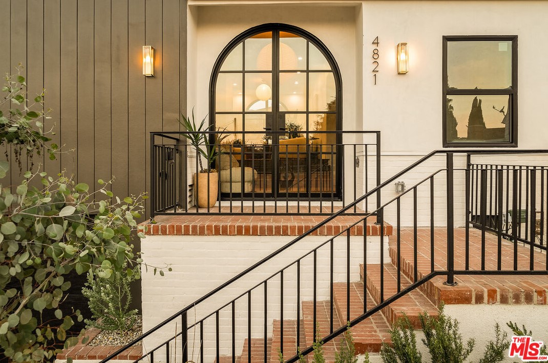 4821 Keniston Ave, Los Angeles CA  90043-1711 exterior