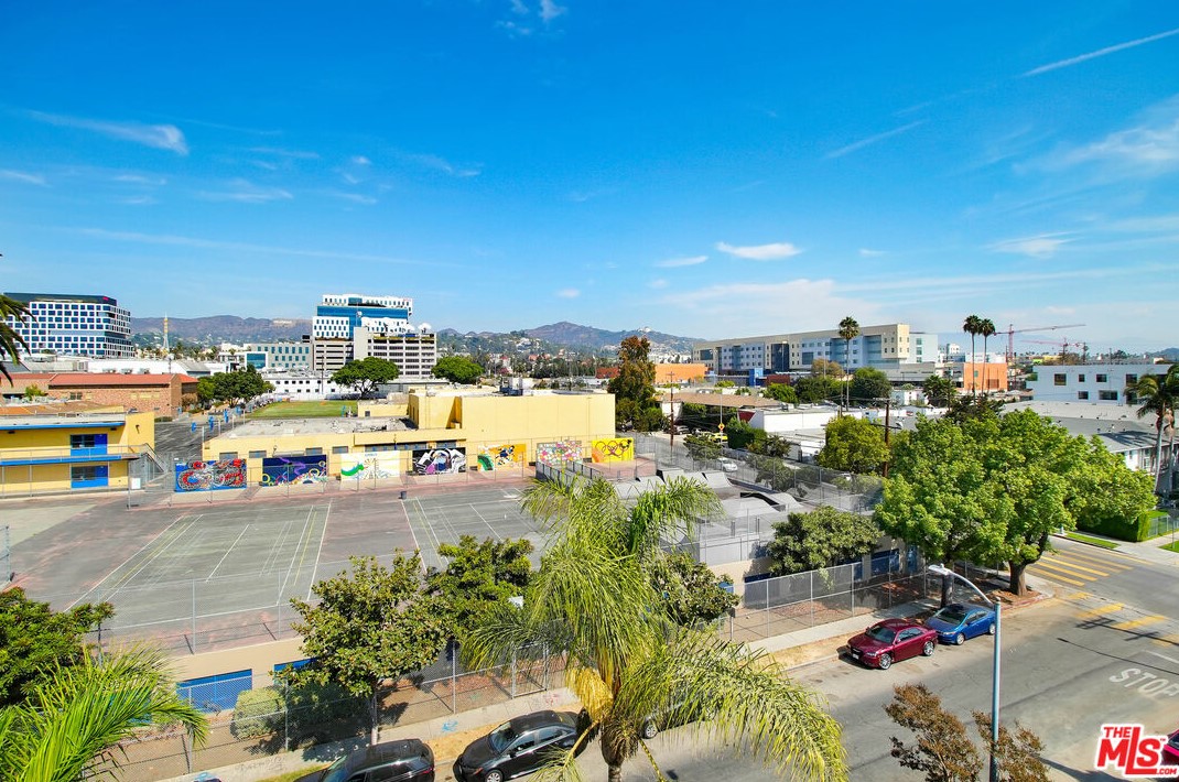 5814 La Mirada Ave, Los Angeles CA  90038-2011 exterior