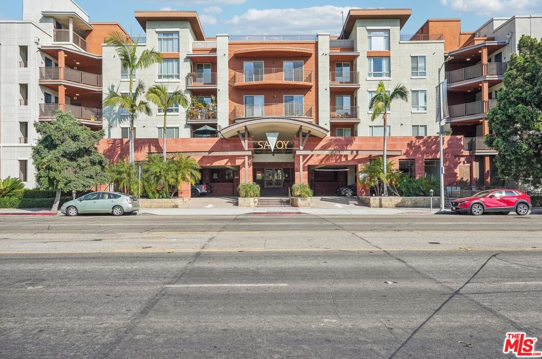 100 Alameda St, Los Angeles CA  90012-3927 exterior