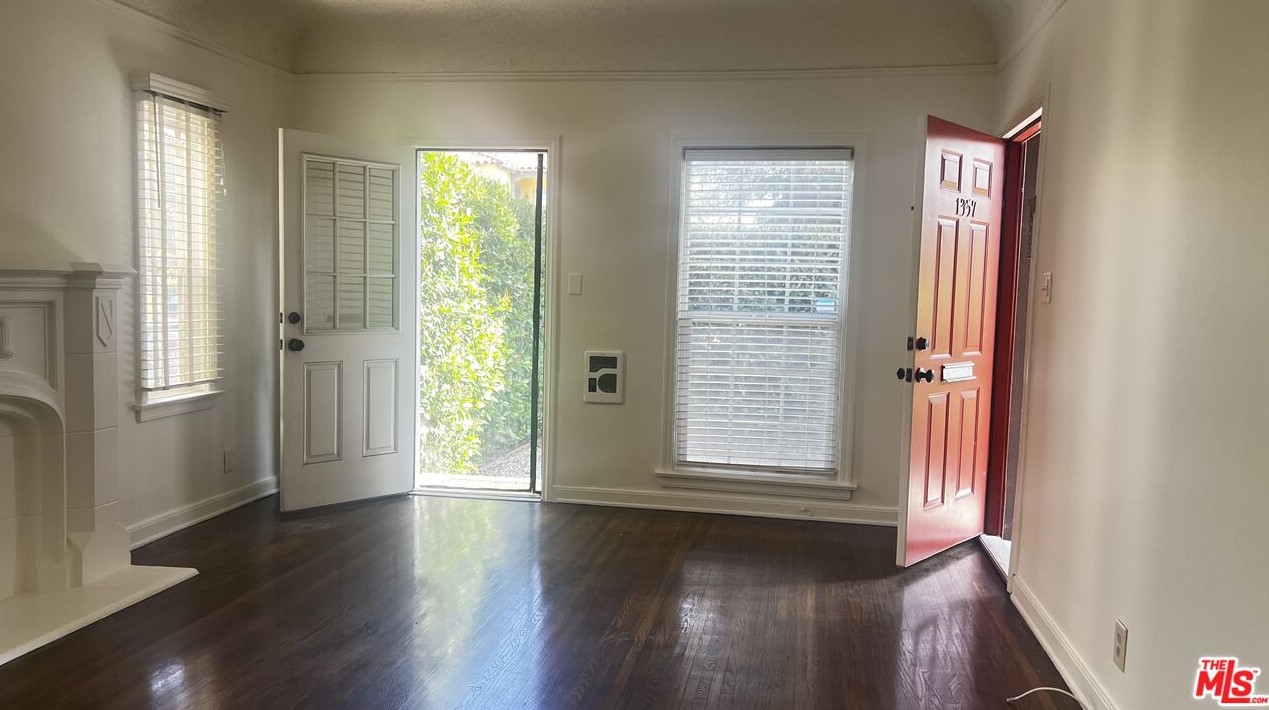 1357 Cloverdale Ave, Los Angeles CA  90019-2807 exterior