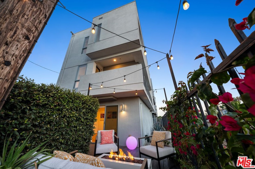 11724 Culver Blvd, Los Angeles CA  90066-6318 exterior