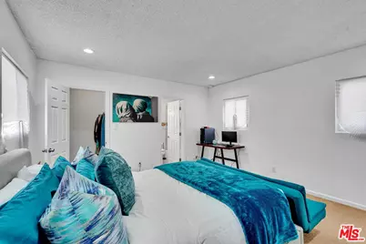 8719 Cimarron St, Los Angeles, CA 90047 - Photo 21