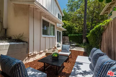 1247 N Bundy Dr, Los Angeles, CA 90049 - Photo 29
