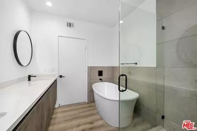 4724 N Village Court Ln, Valley Village, CA 91607 - Photo 11