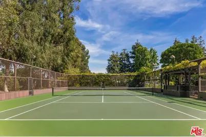 570 S Mapleton Dr, Los Angeles, CA 90024 - Photo 13
