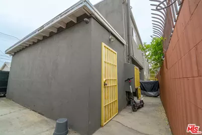5511 Smiley Dr, Los Angeles, CA 90016 - Photo 23