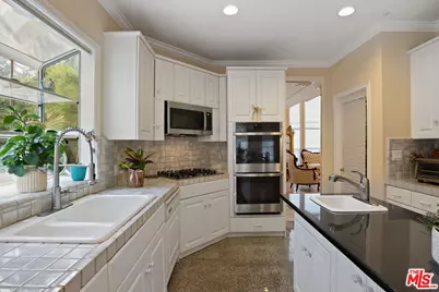 2431 Benedict Canyon Dr, Beverly Hills, CA 90210 - Photo 15