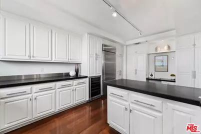 10550 Wilshire Blvd #305, Los Angeles, CA 90024 - Photo 21