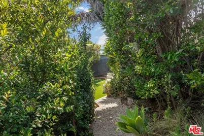 12400 Deerbrook Ln, Los Angeles, CA 90049 - Photo 33