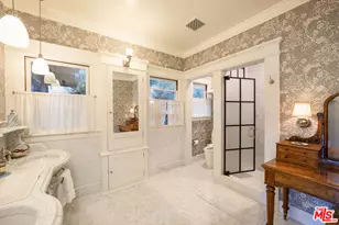 111 S Van Ness Ave, Los Angeles, CA 90004 - Photo 23