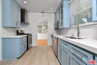 22025 De La Osa St, Woodland Hills, CA 91364 - Photo 15