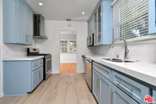 22025 De La Osa St, Woodland Hills, CA 91364 - Photo 15