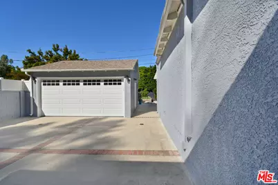 22025 De La Osa St, Woodland Hills, CA 91364 - Photo 57